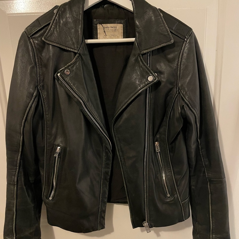 Pre-loved 100% sheepskin leather biker jacket has vintage feel